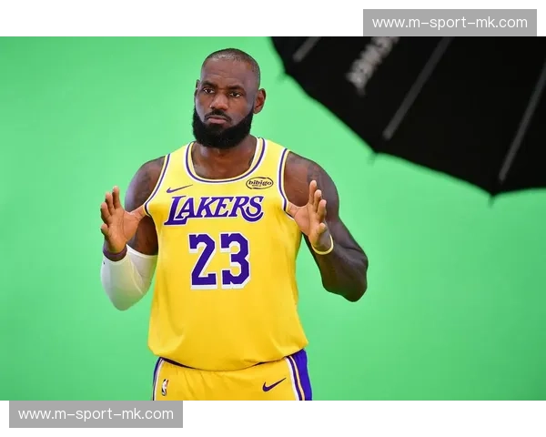 詹姆斯三分球4投3中得24分 湖人老将延续稳定高效表现